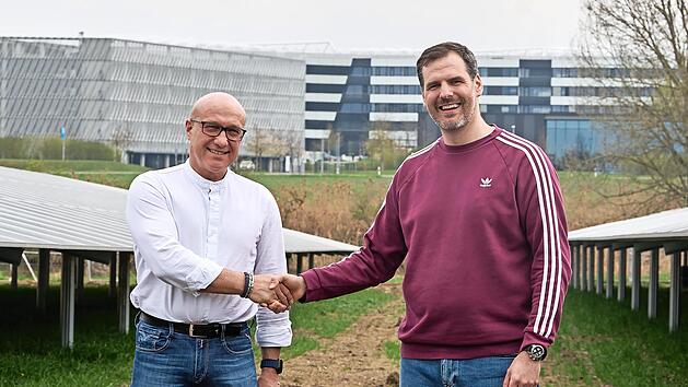 Dietmar Klenk, Gesch&auml;ftsf&uuml;hrer Herzo-Werke (links), und Jan-Niklas Reisser, Energiemanager bei Adidas, freuen sich &uuml;ber die neuen Solaranlagen.