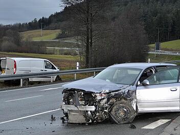 Die B 85 bei der Holzmühle ist nach dem Ausbau ein Unfallschwerpunkt geworden. An der Abzweigung nach Grafendobrach (rechts) sind am Mittwoch ein Audi aus dem Landkreis Kronach und ein Bayreuther Kleintransporter (links) zusammengestoßen, dessen Fahrer schwere Verletzungen erlitten hat. Gesamtschaden: 40 000 Euro. Fotos: Karl Heinz Weber