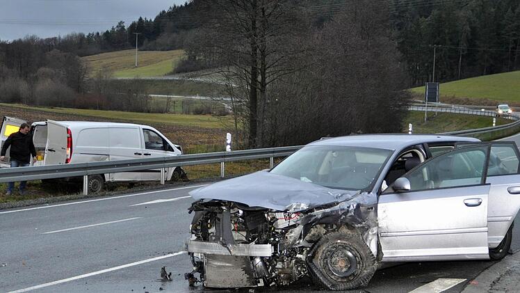 Die B 85 bei der Holzmühle ist nach dem Ausbau ein Unfallschwerpunkt geworden. An der Abzweigung nach Grafendobrach (rechts) sind am Mittwoch ein Audi aus dem Landkreis Kronach und ein Bayreuther Kleintransporter (links) zusammengestoßen, dessen Fahrer schwere Verletzungen erlitten hat. Gesamtschaden: 40 000 Euro. Fotos: Karl Heinz Weber
