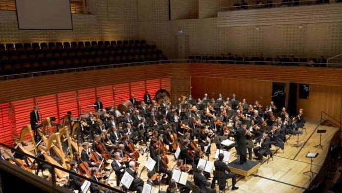 Blick aufs Orchester und Jonathan Nott beiu der "Walküre" Foto: Michael Trippel/KKL Luzern
