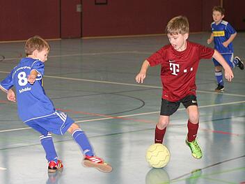Der Eberner Linus Dietz (rotes Trikot) umkurvt im Turnier der F-Jugend seinen Gegenspieler vom TSV Unterlauter. Die Eberner gewannen mit 4:1.