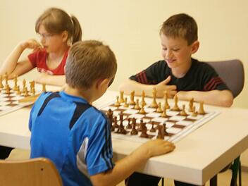 Dass Schach Denksport ist, erfuhren die Nordhalbener Grundschüler von Mitgliedern des Schachklubs.  Foto: Michael Wunder
