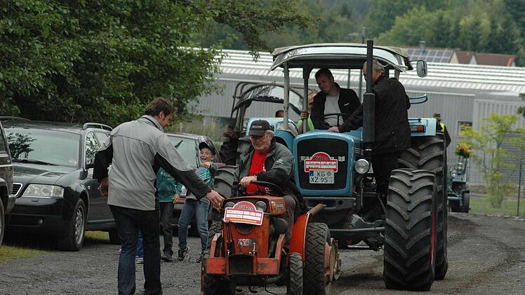 "Klein zieht groß" hieß die Devise beim Leistungsziehen, hier zieht Karl-Heinz Neisser mit seinem kleinen Traktor einen großen Traktor. Fotos: Sebastian Schmitt-Mathea