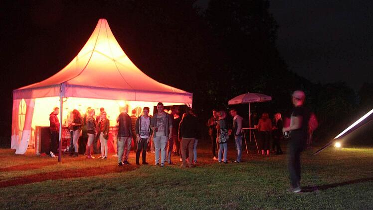 Ob im schützenden Dach oder auf der freien Wiese - die Partygäste feierten ausgelassen.