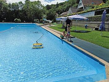 Im Gräfenberger Freibad darf derzeit nur der Reinigungsroboter baden gehen. Foto: Petra Malbrich