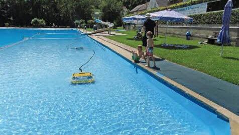 Im Gräfenberger Freibad darf derzeit nur der Reinigungsroboter baden gehen. Foto: Petra Malbrich