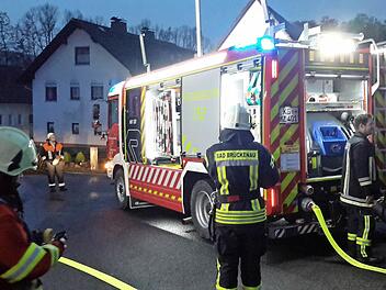 Wenn es brennt, wenn Unfälle und Katastrophen ihren Einsatz erfordern, dann sind sie da, die Feuerwehrleute. So wie bei diesem Brand in Zeitlofs. Foto: Rolf Ptalle/Archiv
