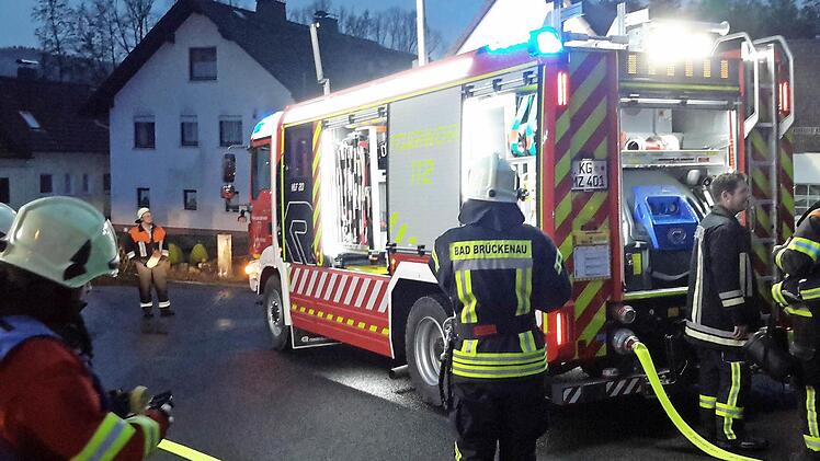 Wenn es brennt, wenn Unfälle und Katastrophen ihren Einsatz erfordern, dann sind sie da, die Feuerwehrleute. So wie bei diesem Brand in Zeitlofs. Foto: Rolf Ptalle/Archiv