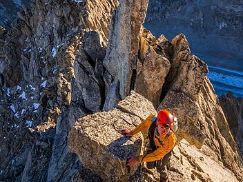 Ein Bergsteiger genie&szlig;t den Sonnenaufgang am Nesthorn im Oberaletschgebiet.  Foto: Silvan Metz