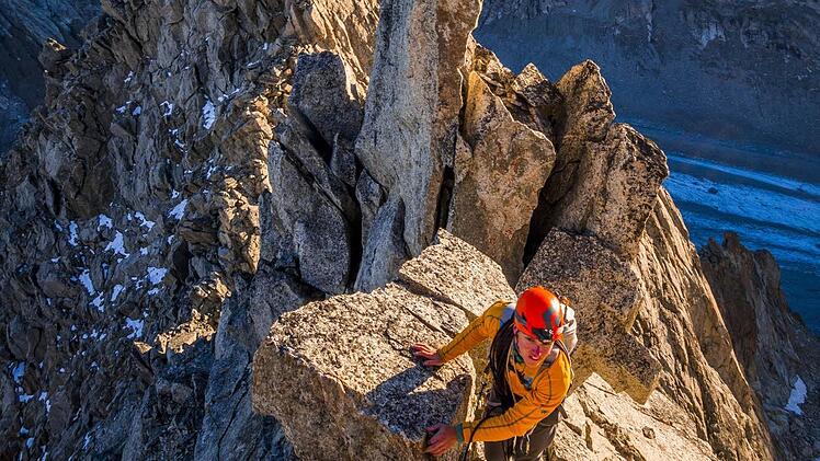 Ein Bergsteiger genie&szlig;t den Sonnenaufgang am Nesthorn im Oberaletschgebiet.  Foto: Silvan Metz