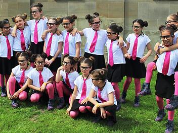 Das richtige Outfit ist die halbe Miete, wie hier als freche Schuluniform mit rosa Krawatte und dicker Brille. Foto: Werner Vogel