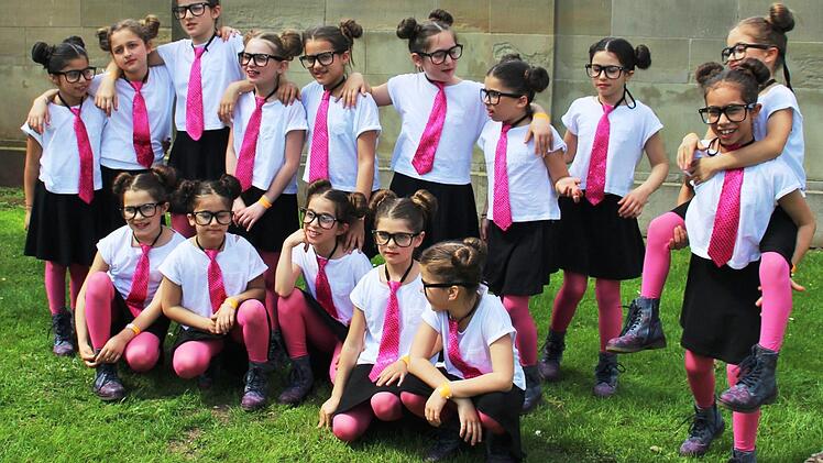Das richtige Outfit ist die halbe Miete, wie hier als freche Schuluniform mit rosa Krawatte und dicker Brille. Foto: Werner Vogel