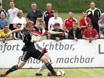 Rund 700 Zuschauer verfolgten in Mönchröden das Kreisliga-Entscheidungsspiel zwischen dem TSV Bad Rodach und dem FC Coburg II. In dieser Szene stoppt der Coburger Leon Holzheid (schwarzes Trikot) einen Stürmer der "Löwen". Das entscheidende Tor beim 1:0-Sieg der Rodacher erzielte Yannik Hermann. Foto: Timo Geldner