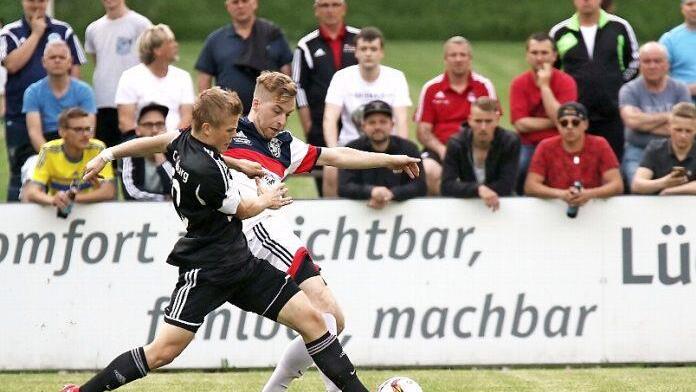 Rund 700 Zuschauer verfolgten in Mönchröden das Kreisliga-Entscheidungsspiel zwischen dem TSV Bad Rodach und dem FC Coburg II. In dieser Szene stoppt der Coburger Leon Holzheid (schwarzes Trikot) einen Stürmer der "Löwen". Das entscheidende Tor beim 1:0-Sieg der Rodacher erzielte Yannik Hermann. Foto: Timo Geldner