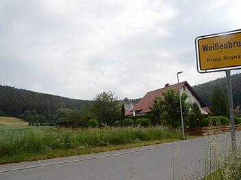 Hier links von bestehenden Häusern im Spatzengrund, wird in idyllischer Landschaft nahe des Waldgebietes ein neues "Baugebiet Mühläcker III" in Weißenbrunn entstehen. Foto: K.- H. Hofmann
