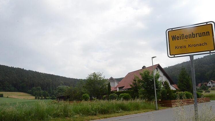 Hier links von bestehenden Häusern im Spatzengrund, wird in idyllischer Landschaft nahe des Waldgebietes ein neues "Baugebiet Mühläcker III" in Weißenbrunn entstehen. Foto: K.- H. Hofmann