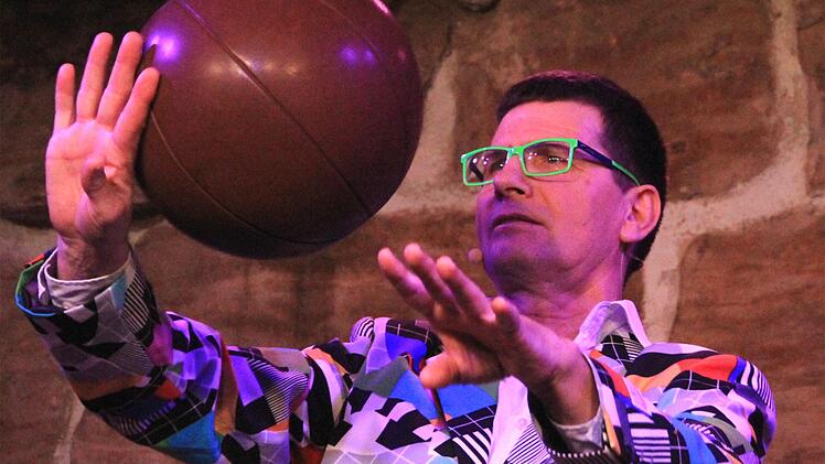 Wahrlich kein leichtes Unterfangen: Medizinball-Rollen von Hand zu Hand. Mäc Härder beherrscht dies souverän.Bertram Wagner r