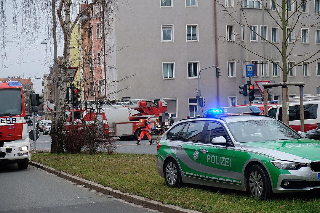 Feuerwehr rettet Mann aus brennendem Wohnhaus in Nürnberg