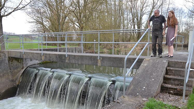 Martina Och und Vincente Junge stehen auf dem Stauwehr vor ihrer Mühle in Schleifenhahn  an der Itz.Rainer Lutz
