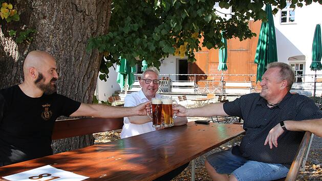 Ein Biergarten wie aus dem Bilderbuch. Unter dem Schatten der ehrwürdigen Linde des Bräuwercks stoßen Braumeister Bernd Weibbrecht, Aufsichtsratsvorsitzender Harald Hübner und Vorstand Dieter Bauernfeind (von links) auf die morgen beginnende Kerwa an.  Fotos: Christian Schuberth