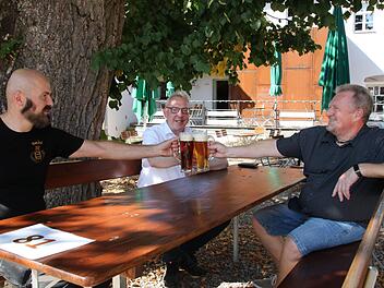 Ein Biergarten wie aus dem Bilderbuch. Unter dem Schatten der ehrwürdigen Linde des Bräuwercks stoßen Braumeister Bernd Weibbrecht, Aufsichtsratsvorsitzender Harald Hübner und Vorstand Dieter Bauernfeind (von links) auf die morgen beginnende Kerwa an.  Fotos: Christian Schuberth
