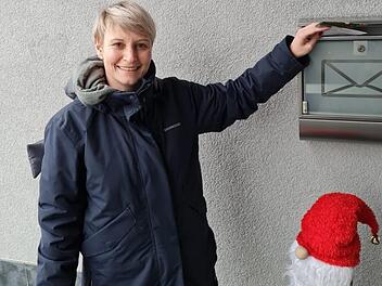 Sabrina Bieber von der Malteserjungend Thundorf war unterwegs mit der Glückwunschpost zu Weihnachten  Foto: Philipp Bauernschubert