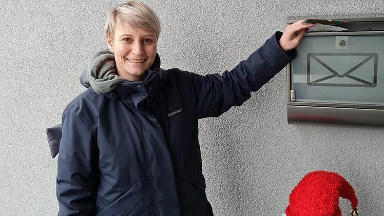 Sabrina Bieber von der Malteserjungend Thundorf war unterwegs mit der Glückwunschpost zu Weihnachten  Foto: Philipp Bauernschubert