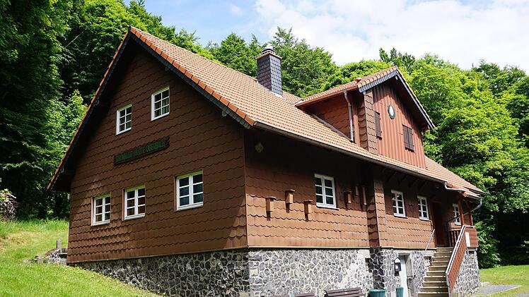 Die Hütte am Gebirgsstein oberhalb Oberbachs ist der ganze Stolz des Rhönklub Zweigvereins Oberbach. Am 26. Juni wird hier das Jubiläumsfest gefeiert. Foto: Marion Eckert