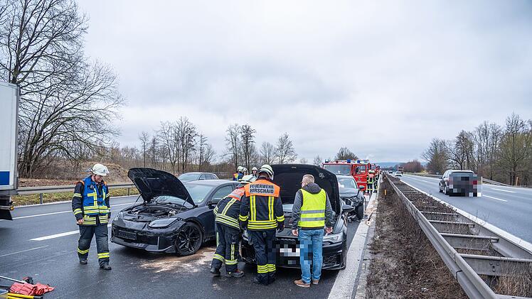 Massencrash auf A73 bei Hirschaid: Autofahrerin kracht in Stauende - Vollsperrung
