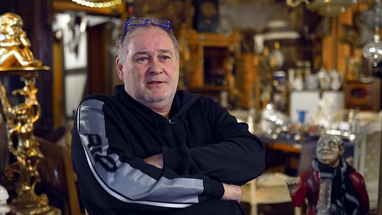 In Walter Lehnertz' Tr&ouml;delladen gibt es nach seinen eigenen Sch&auml;tzungen zwischen einer halben und Dreiviertelmillion Exponate.