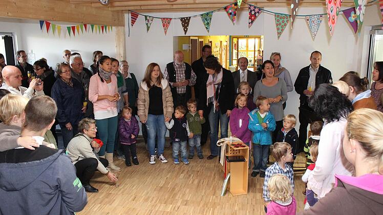 In der großen Krippenaula wurde fröhlich die Einweihung der neuen Kinderkrippe gefeiert.