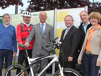 Enthüllten die Tafel: Planer Jochen Heinke, Klaus Spitzl vom Naturpark Bayerische Rhön, Bürgermeister Gerd Kleinhenz, Landrat Thomas Bold und die Konversionsmanager Matthias Endres und Cordula Kuhlmann. Fotos: Ulrike Müller