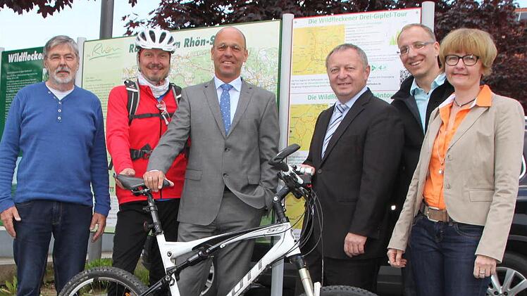 Enthüllten die Tafel: Planer Jochen Heinke, Klaus Spitzl vom Naturpark Bayerische Rhön, Bürgermeister Gerd Kleinhenz, Landrat Thomas Bold und die Konversionsmanager Matthias Endres und Cordula Kuhlmann. Fotos: Ulrike Müller