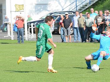 Die Vorentscheidung: Marcel Rudolph trifft für den SV Garitz zum 3:1, vorbei an Riedenbergs Torwart Florian Dorn. Foto: ssp