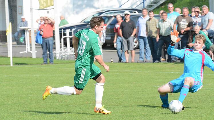 Die Vorentscheidung: Marcel Rudolph trifft für den SV Garitz zum 3:1, vorbei an Riedenbergs Torwart Florian Dorn. Foto: ssp