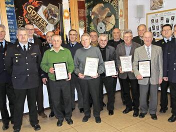 Die geehrten Mitglieder der FFW Wimmelbach mit der Feuerwehrführung und KBI Johannes Schmitt.