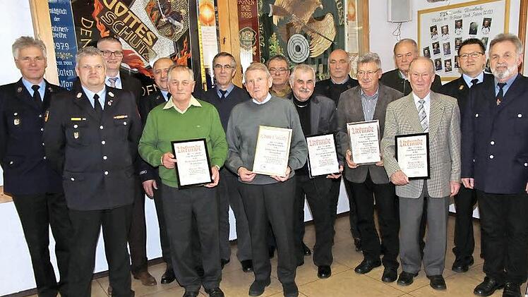 Die geehrten Mitglieder der FFW Wimmelbach mit der Feuerwehrführung und KBI Johannes Schmitt.
