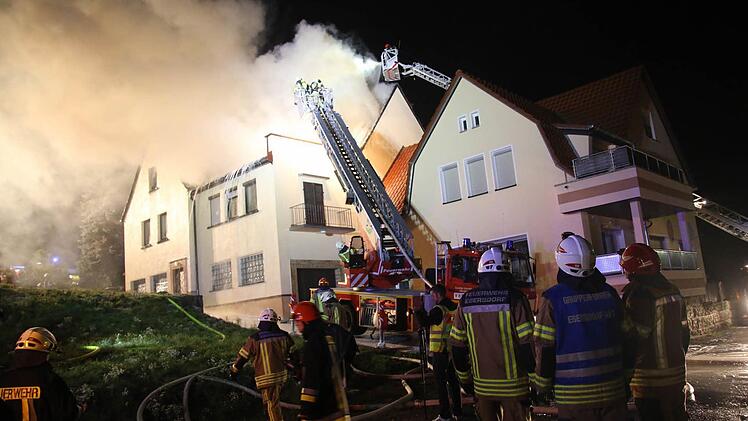 In Grub am Forst (Landkreis Coburg) brannte in der Nacht auf Montag ein Mehrfamilienhaus. Foto: Michael Stelzner