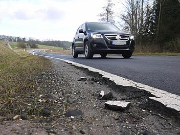 Weil die Witterungsbedingungen alles andere als geeignet für Erdbauarbeiten sind, beginnen die Arbeiten zum Neubau der Staatsstraße 2202 zwischen Tambach und Altenhof erst nächste Woche. Foto: Berthold Köhler