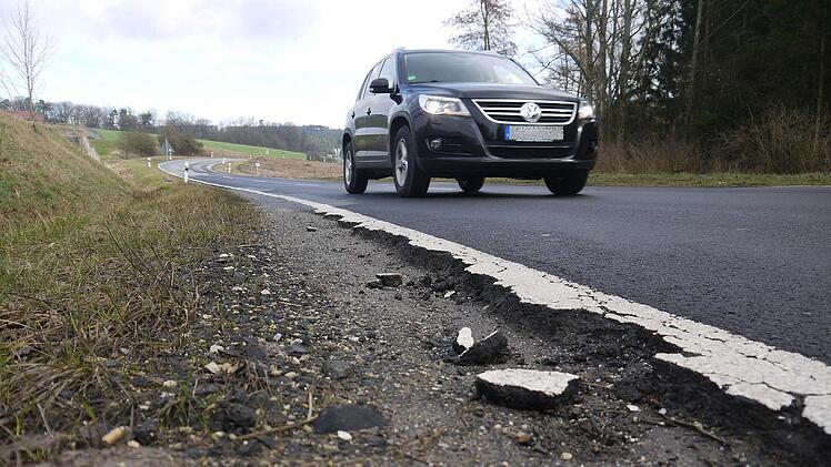 Weil die Witterungsbedingungen alles andere als geeignet für Erdbauarbeiten sind, beginnen die Arbeiten zum Neubau der Staatsstraße 2202 zwischen Tambach und Altenhof erst nächste Woche. Foto: Berthold Köhler