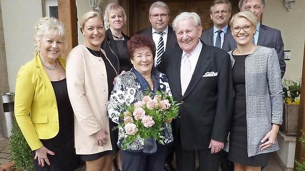 Marga und Hans Hallschmid sind seit 60 Jahren verheiratet. B&uuml;rgermeister Rainer Detsch (Dritter von rechts) und die Familie haben dem langj&auml;hrigen Ehepaar gratuliert.  Foto: Gerd Fleischmann