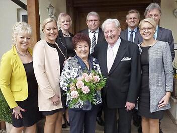 Marga und Hans Hallschmid sind seit 60 Jahren verheiratet. Bürgermeister Rainer Detsch (Dritter von rechts) und die Familie haben dem langjährigen Ehepaar gratuliert.  Foto: Gerd Fleischmann