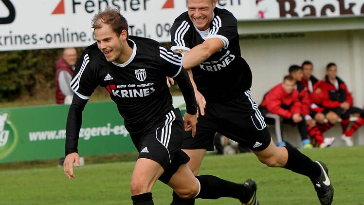 Groß ist die Freude bei Co-Trainer Stefan Nöthling (rechts) über den zweifachen Torerfolg von Sebastian Wagner (links).
