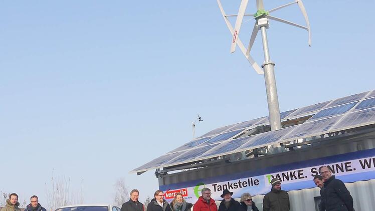 Blick nach oben: Zahlreiche Vertreter von Kommunen und Behörden haben sich gestern von Thomas Endres (rechts) die Funktionsweise der autarken Energestation bei der Firma Verpa erklären lassen. Foto: Berthold Köhler