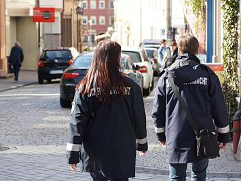 Seit mehr als einem Jahr ist die Sicherheitswacht auf den Straßen in der Stadt unterwegs.  Foto: Arkadius Guzy