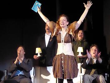 Emma Bovary (Lisa Wildmann) verliebt sich wieder einmal: In den Tenor in der Oper, wo Ehemann Charles (rechts: Christian Kaiser) sie von der Ödnis ihres Lebens in der Provinz ablenken will, sie aber nur ihren früheren Liebhaber Leon (links: Sebastian Strehler) wiedertrifft. Als Logendiener hier Hans Piesbergen (in anderen Rollen ihr arroganter Liebhaber Rodolphe, aber auch der scheinheilig sittenstrenge Abbé) und Ursula Berlinghof (Charles' Mutter und Apotheker Homais) in der beeindruckenden...