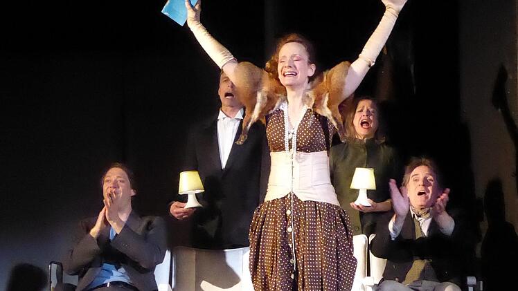 Emma Bovary (Lisa Wildmann) verliebt sich wieder einmal: In den Tenor in der Oper, wo Ehemann Charles (rechts: Christian Kaiser) sie von der Ödnis ihres Lebens in der Provinz ablenken will, sie aber nur ihren früheren Liebhaber Leon (links: Sebastian Strehler) wiedertrifft. Als Logendiener hier Hans Piesbergen (in anderen Rollen ihr arroganter Liebhaber Rodolphe, aber auch der scheinheilig sittenstrenge Abbé) und Ursula Berlinghof (Charles' Mutter und Apotheker Homais) in der beeindruckenden...