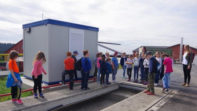 Bianca Appel gewährte den Kindern einen Einblick in den Bauernhof mit Biogasanlage.