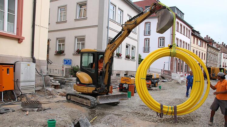 Gelb ist die Farbe der Gasleitungen im Erdreich: Aktuell legen Mitarbeiter der Firma "Burger" die letzten Gasleitungen im ersten Bauabschnitt der Bahnhofstraße. Bis Anfang Dezember soll die Straße zwischen Marktplatz und Bürgerspital gepflastert sein. Foto: Ralf Ruppert