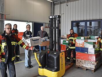 Der Initiator Jörg Böhm (links) packt mit an.